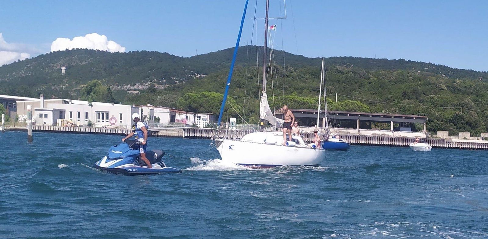 Immagine per Rimane in balia delle onde al largo di Duino, moto d'acqua in azione